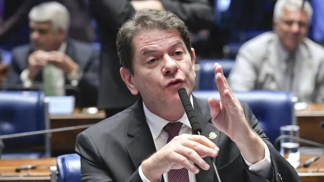 
                    Cid Gomes disputará Senado no Ceará para ajudar PT contra Ciro Gomes
                
