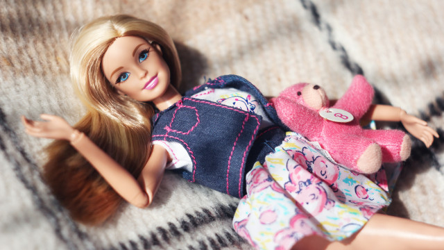 O que 'Barbiecore', o estilo da Barbie rosa e patricinha, revela sobre os dias atuais