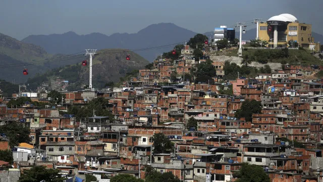 
                    Complexo do Alemão, no Rio, tem ruas cobertas por telhados, e polícia vê ação de facção contra drones
                