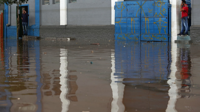Desabrigados pela chuva na Bahia são levados para abrigos e escolas