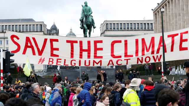 Jovens pelo mundo fazem greve pedindo ações contra mudanças climáticas