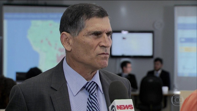 Bolsonaro avança na erosão das instituições, diz general Santos Cruz