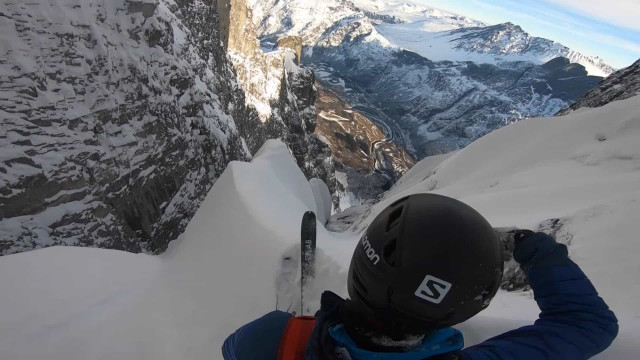 Esquiador desce parede de rocha mais alta da Europa