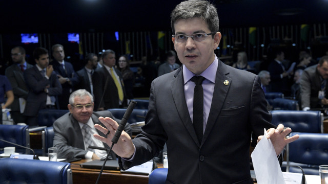 Randolfe Rodrigues apresenta queixa-crime contra Bolsonaro por difamação
