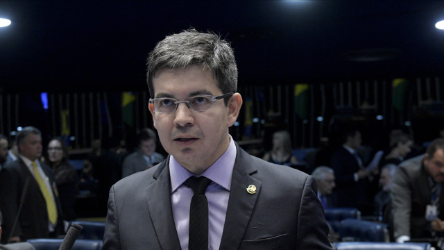 Randolfe Rodrigues apresenta queixa-crime contra Bolsonaro por difamação