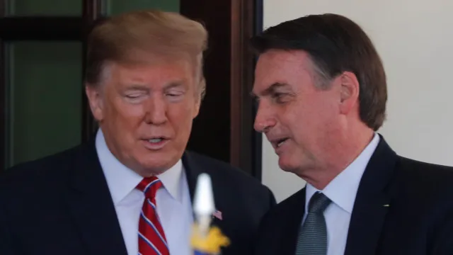 
                    Financial Times compara os Bolsonaros à família Trump e diz que têm estilo paranoico
                