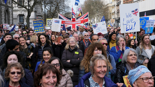 Britânicos saem às ruas para tentar impedir Brexit