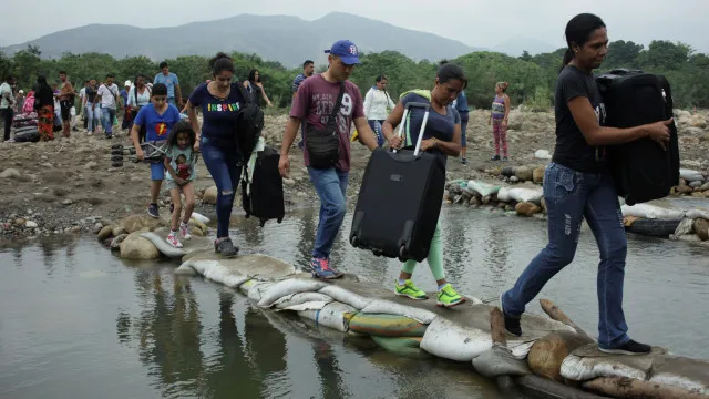 
                    Número de refugiados e deslocados cai pela primeira vez em 10 anos, diz Acnur
                