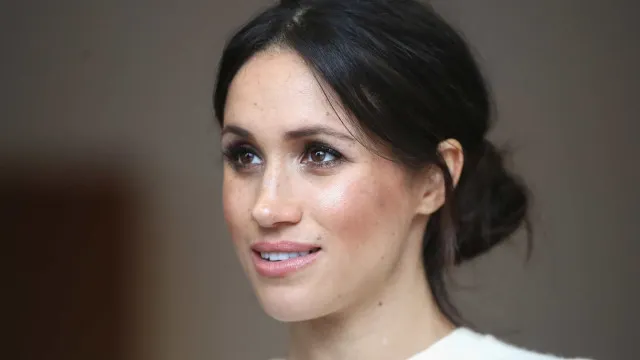 
                    Meghan Markle se diz profundamente abalada por acusações contra o pai
                