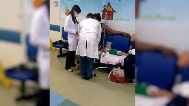 Bebês são atendidos em cadeiras no corredor de hospital de GO