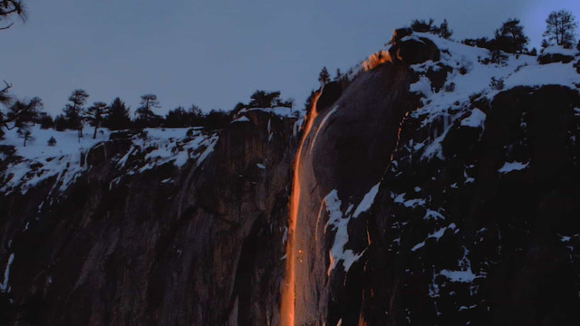 Já viu uma cascata em que a água parece feita de fogo?