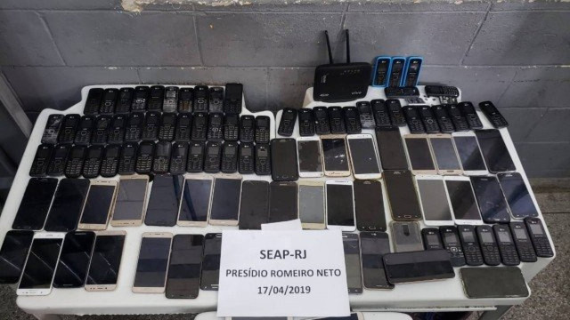 Após investigação, operação apreende 140 celulares em presídio do Rio
