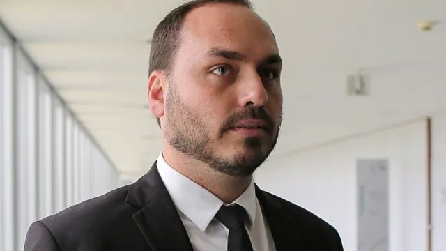 
                    “Está ficando feio”: Carlos Bolsonaro ataca comando do PL e cobra reação
                