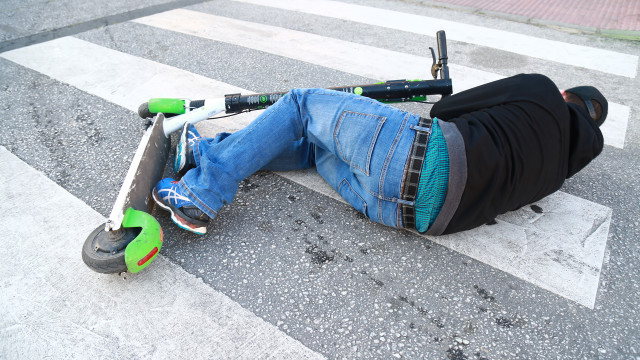 Motorista atropela usuário de patinete elétrico em avenida de SP