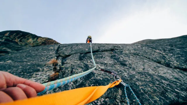 
                    Homem morre após cair em escalada na Califórnia; esposa está grávida
                