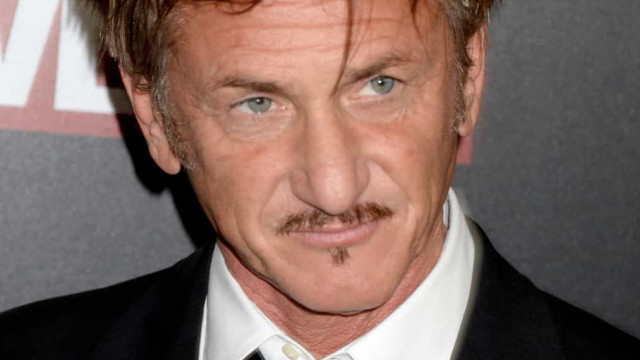 Sean Penn diz que 'genes covardes' fazem pessoas trocarem jeans por saias