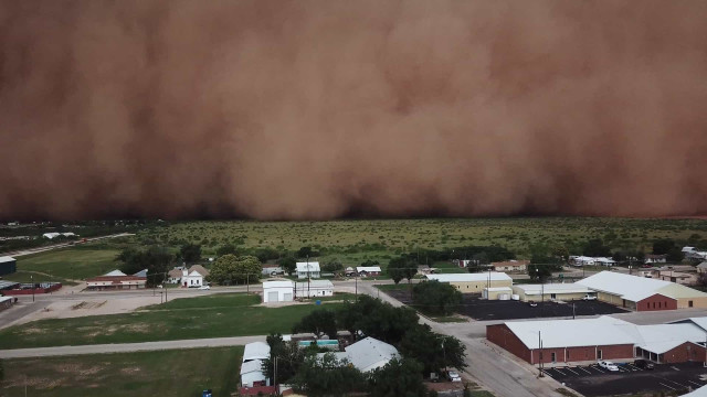Tempestade de poeira encobre cidades em SP e MS