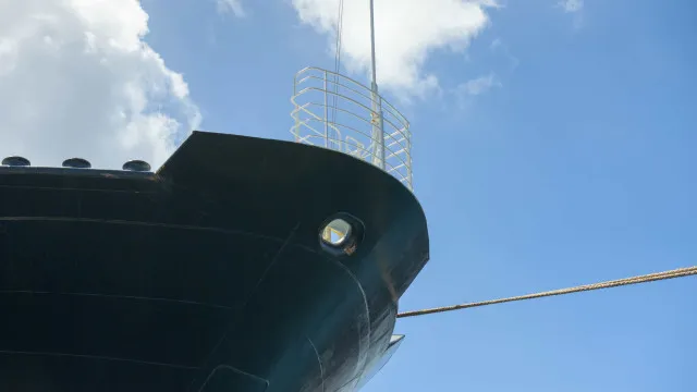 
                    Petroleiro é atingido em Ormuz em meio a ataques entre Irã e EUA
                