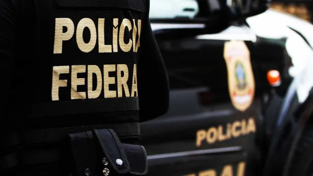 
                    PF investiga uso de broches com câmera para gravar votos
                