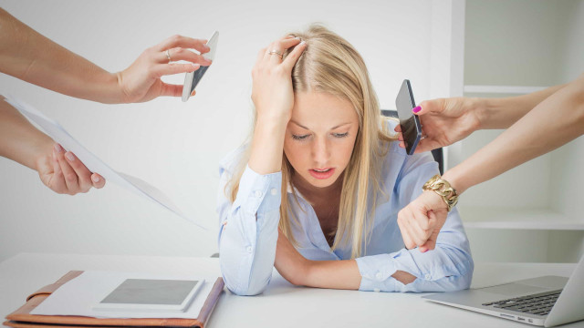 Apoio de colegas ajuda a aliviar o estresse no trabalho