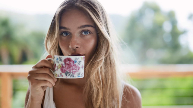 O chá com cafeína pode causar desidratação?