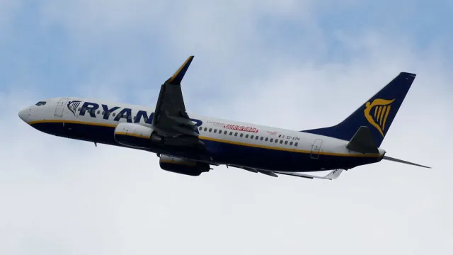 
                    Passageiro é sugado para fora de janela em voo da Ryanair
                