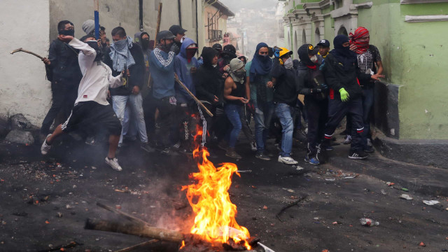 Milhares de indígenas chegam ao centro militarizado de Quito