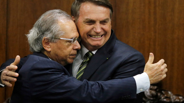 Em sinalização ao mercado, Bolsonaro afaga Guedes e diz não ter briga com Petrobras