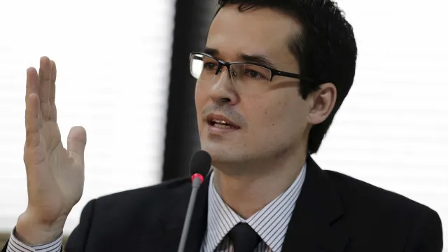 
                    TSE suspende campanha de Deltan ao Senado e proíbe propaganda eleitoral
                