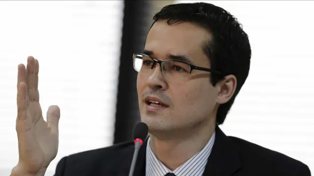 
                    TSE suspende campanha de Deltan ao Senado e proíbe propaganda eleitoral
                