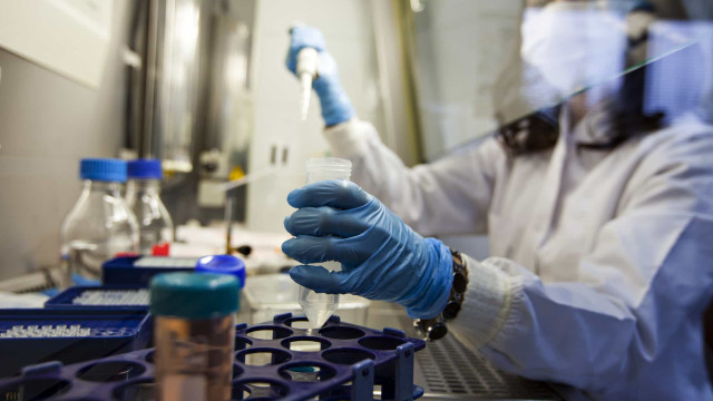 Droga contra câncer consegue expulsar HIV dormente de células, diz estudo