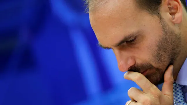 
                    Moraes determina início de pena de Eduardo Bolsonaro e cancela passaportes
                
