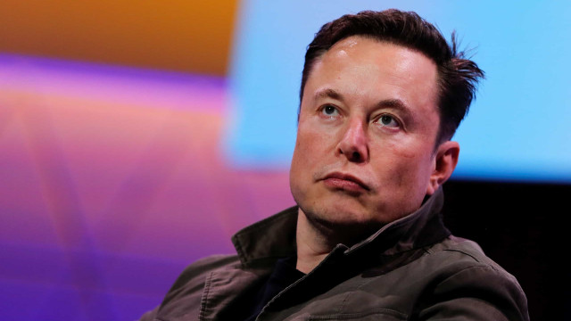 Musk diz que acordo do Twitter está 'temporariamente suspenso" e derruba ações