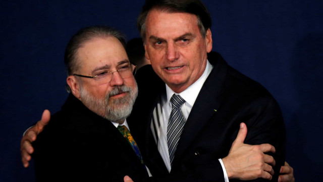 Visita de Bolsonaro a Aras é vista no STF como novo ato de pressão