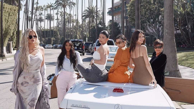 Clã Kardashian/Jenner organiza 'bazar' e põe roupas à venda