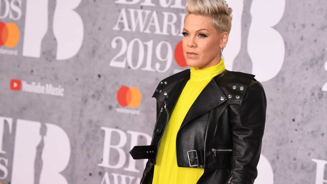 Pink quer pagar multa das atletas que se recusaram a jogar de biquíni 