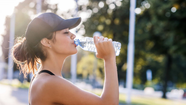 Nove sinais de que está a beber água em excesso. Sim, pode fazer mal