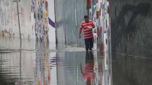 No RJ, rios superam 5 m, alagam 9 cidades e 800 moradores deixam suas casas