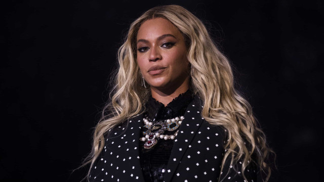 Beyoncé 'flagrada' sem maquiagem em passeio de barco