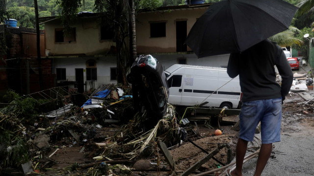 Sob fortes chuvas, Rio suspende aulas e procura por mais vítimas