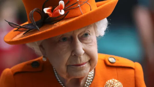 
                    Rainha Elizabeth 2ª trabalhou até horas antes de morrer, diz biógrafo
                