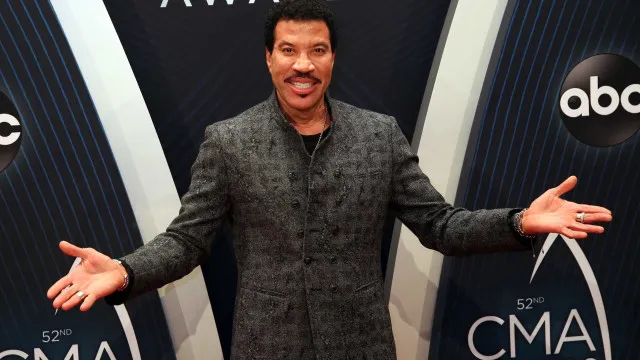 
                    Lionel Richie é internado na UTI após show nos EUA, diz site
                