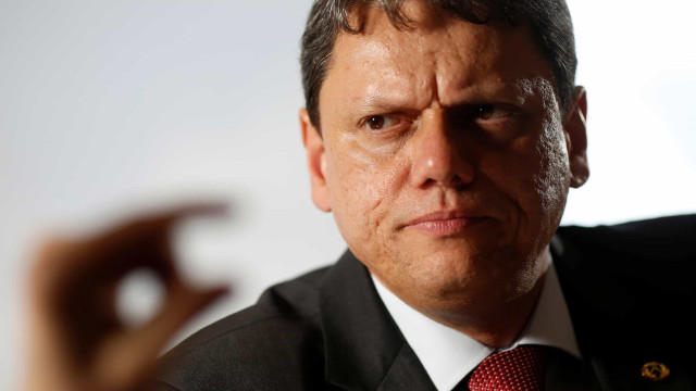 Tarcísio não cita Bolsonaro em programa de governo, e Haddad cola em Lula