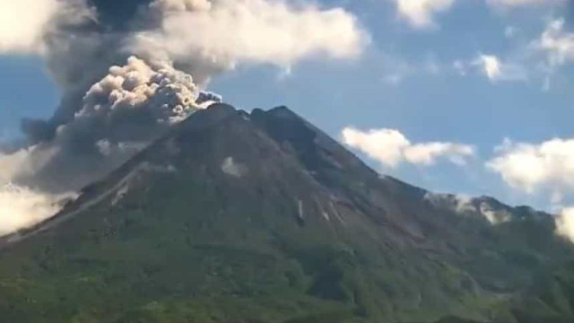 Vulcão Krakatoa entrou em erupção na Indonésia