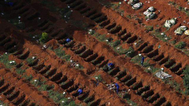 Média de mortes por covid-19 tem 1ª queda depois de um mês de alta