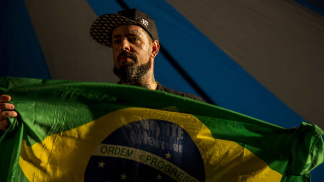 Tico Santa Cruz diz que família o prefere calado, mas debater é sua natureza
