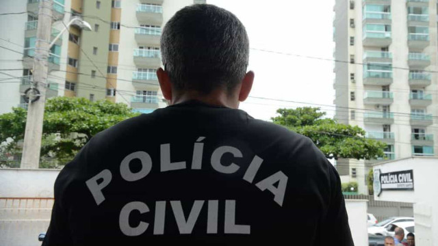 Polícia ouviu viúva de miliciano ligado a Flávio Bolsonaro sem delegado e promotoras