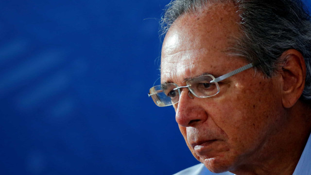 Se presidente vetar reajuste, país volta à ajuste fiscal, diz Guedes