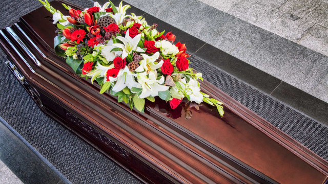 Homem é confundido com morto e família participa de enterro errado no RS