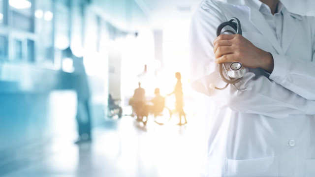 Médicos criticam inação de conselhos por não coibir colegas que defendem terapias sem evidência